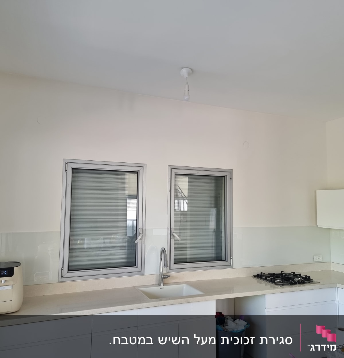 מטבח עם חלונות זכוכית מעל הכיור